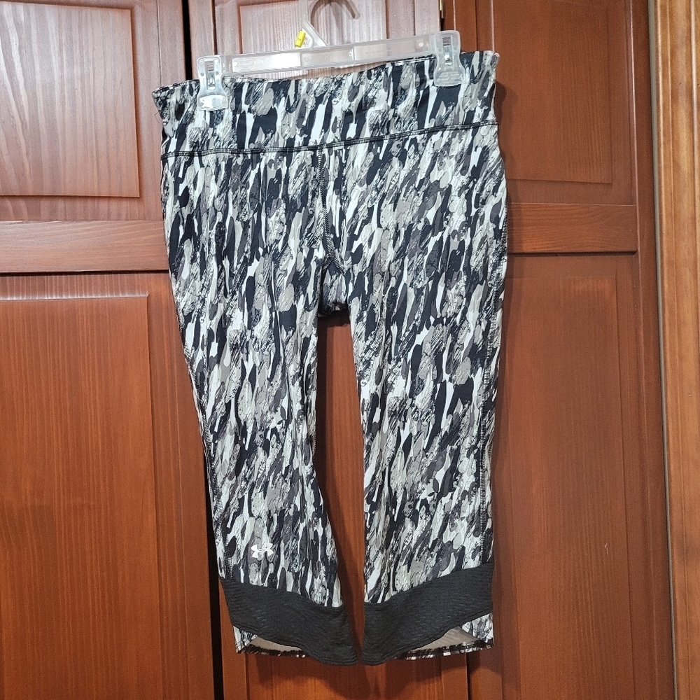 Under Armour HeatGear Black Gray Cropped Camo Capri Leggings Active Sporty sz M